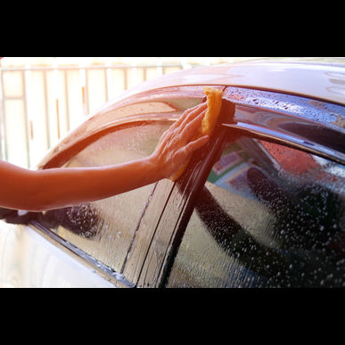 「水を使わず車の艶出しできるコーティング剤とは？」